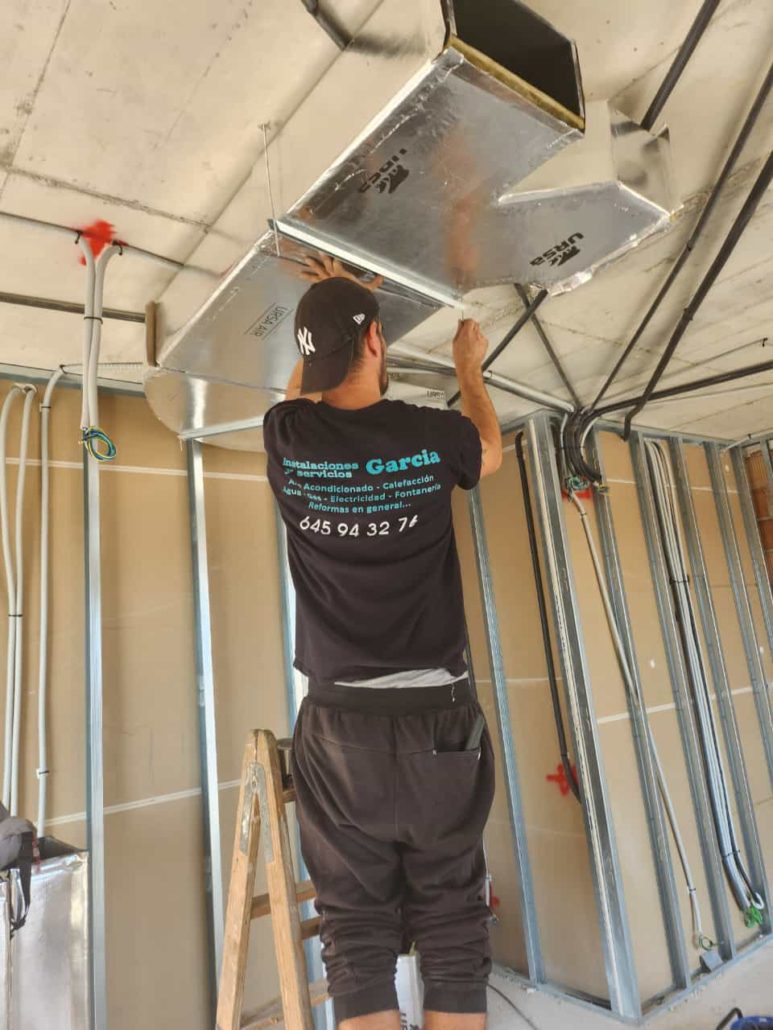 Técnicos especializados en instalaciones de aire acondicionado y climatización de viviendas Técnicos especializados en instalaciones de aire acondicionado y climatización de viviendas