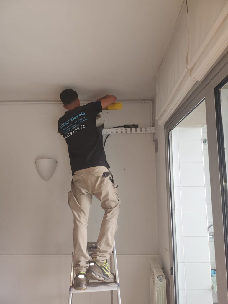 Técnicos especializados en instalaciones de aire acondicionado y climatización Técnicos especializados en instalaciones de aire acondicionado y climatización